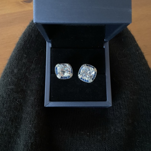 • Lab Created Sapphire
• Cushion Cut
• Center Stone Size: 12*12 MM
New in box - Picture 2 of 3